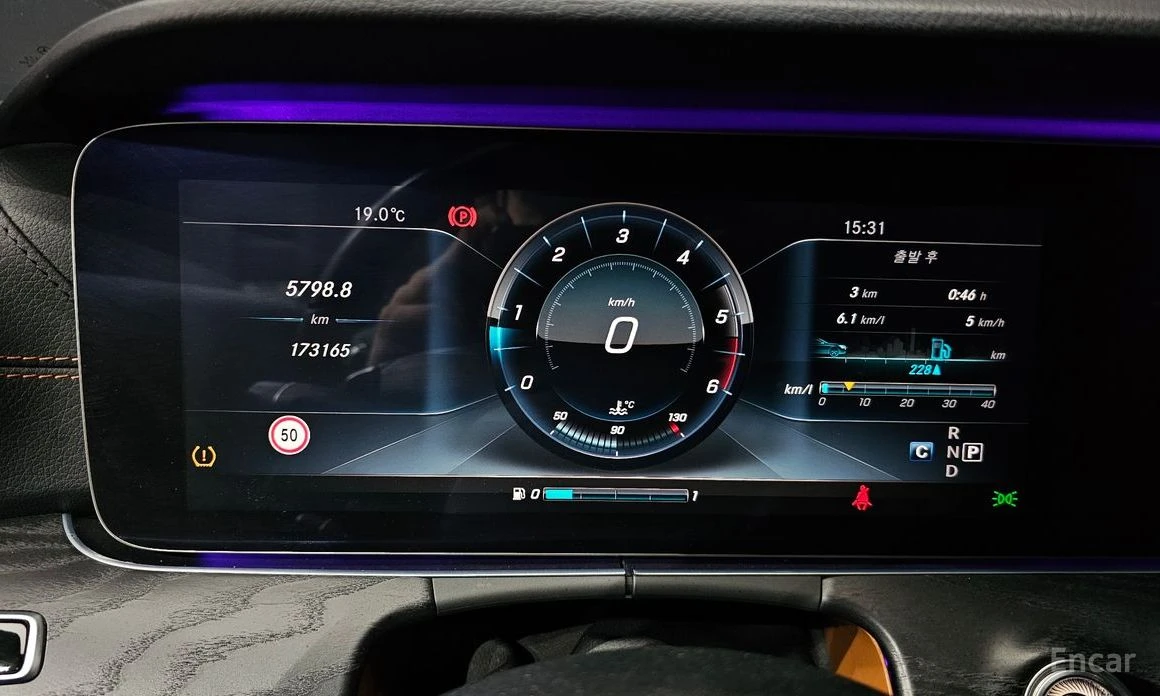 Mercedes-Benz E 220 Coupe* FACE AMG-PACK* BURMESTER* HEAD-UP* DIGITAL*, снимка 10 - Автомобили и джипове - 54219540