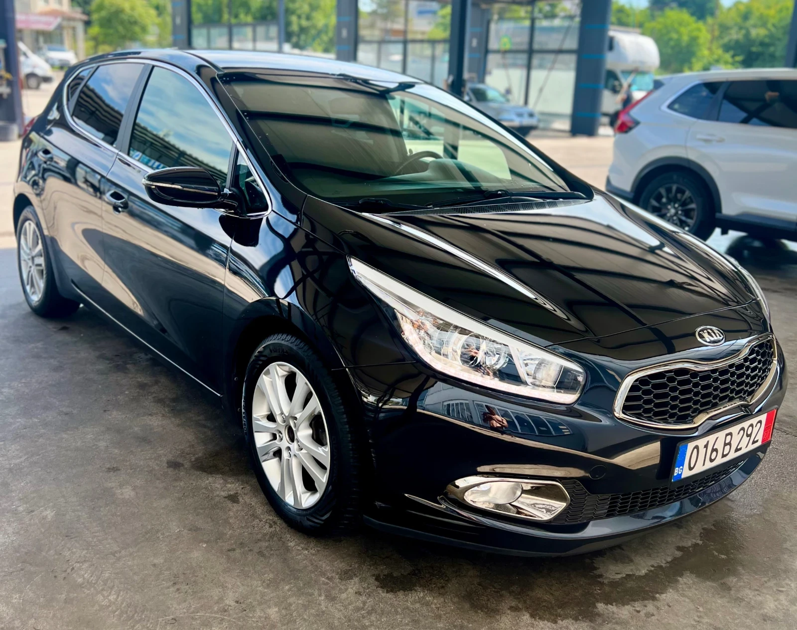 Kia Ceed 1.6i Автоматик, снимка 4 - Автомобили и джипове - 54777813