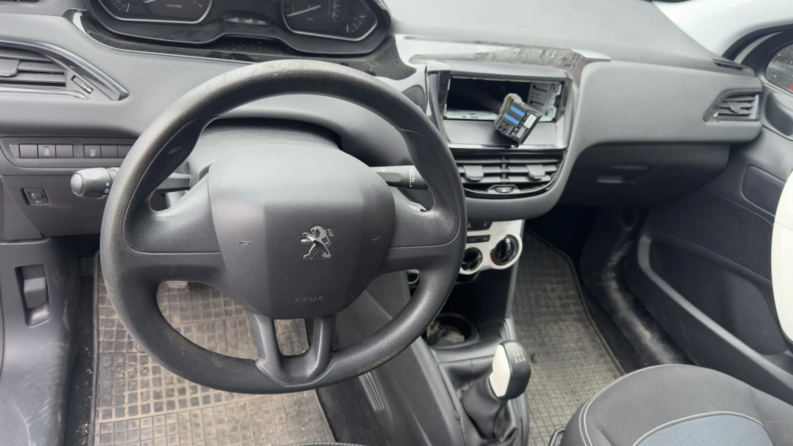 Peugeot 208, снимка 5 - Автомобили и джипове - 55090236
