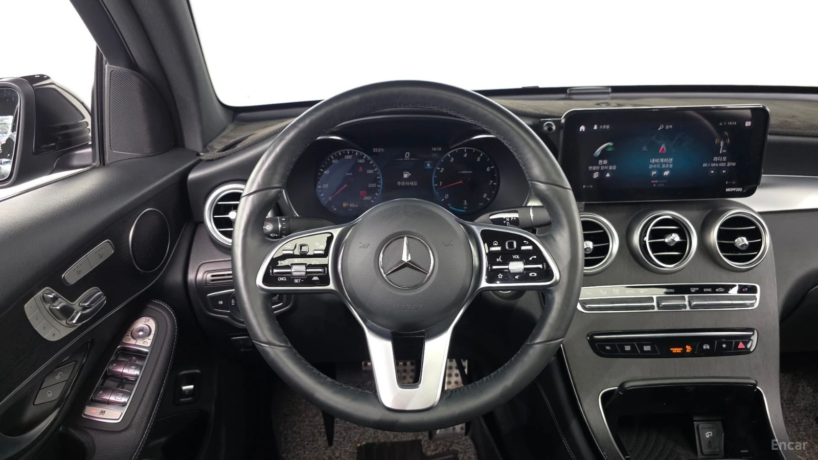 Mercedes-Benz GLC 300 4MATIC* КОЖА* ПОДГРЕВ* ОБДУХВ* PANO* , снимка 12 - Автомобили и джипове - 55675075