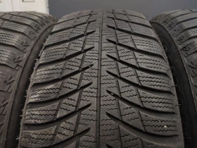 Гуми Зимни 215/65R17, снимка 2 - Гуми и джанти - 44702164