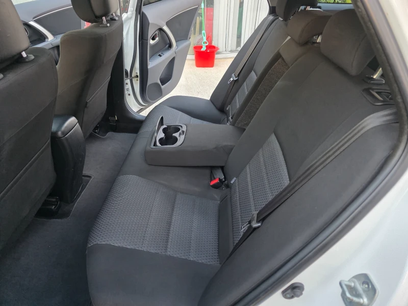 Toyota Avensis 2.0 D4D Панорама Navi Камера, снимка 8 - Автомобили и джипове - 52122760