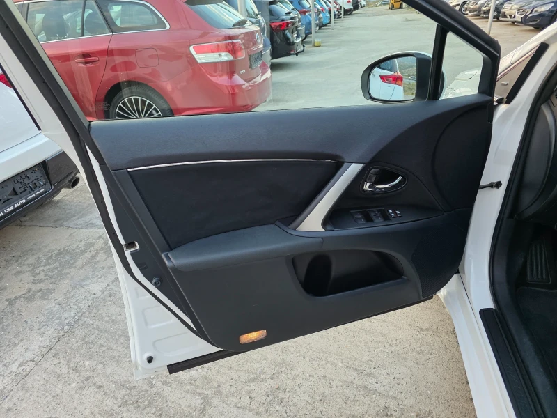 Toyota Avensis 2.0 D4D Панорама Navi Камера, снимка 5 - Автомобили и джипове - 52122760