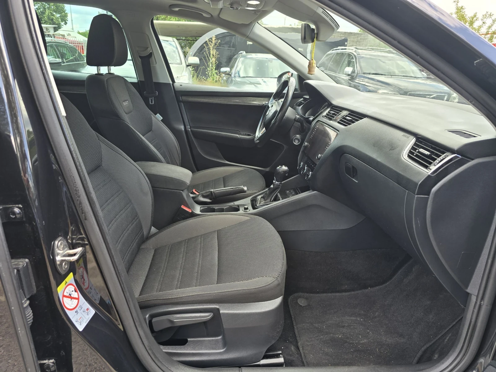 Skoda Octavia 2 0TDI/SCOUT/4X4/АВТОМАТИК/ПАНОРАМА/ЛЕД/КОЖА - изображение 10