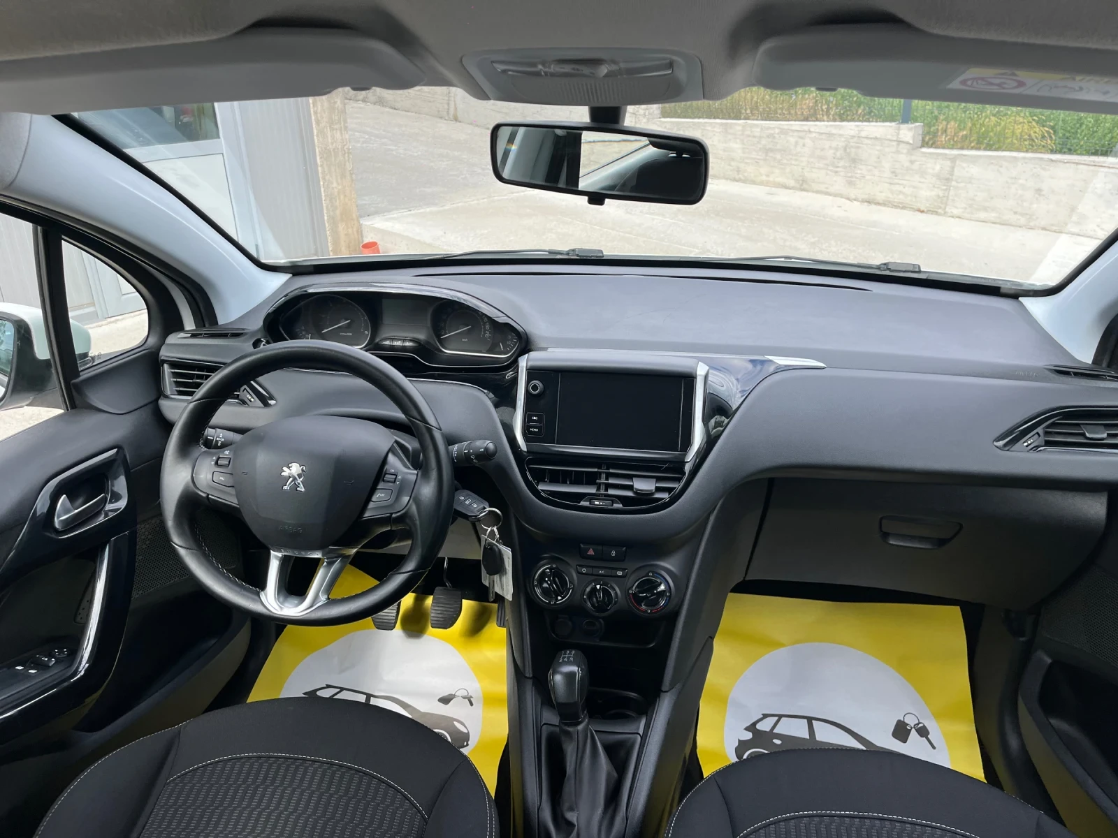 Peugeot 208 1.5hdi, снимка 11 - Автомобили и джипове - 55374047