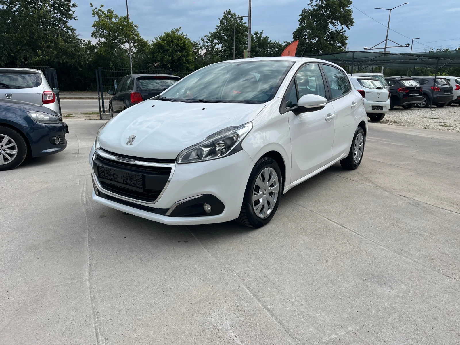 Peugeot 208 1.5hdi, снимка 3 - Автомобили и джипове - 55374047