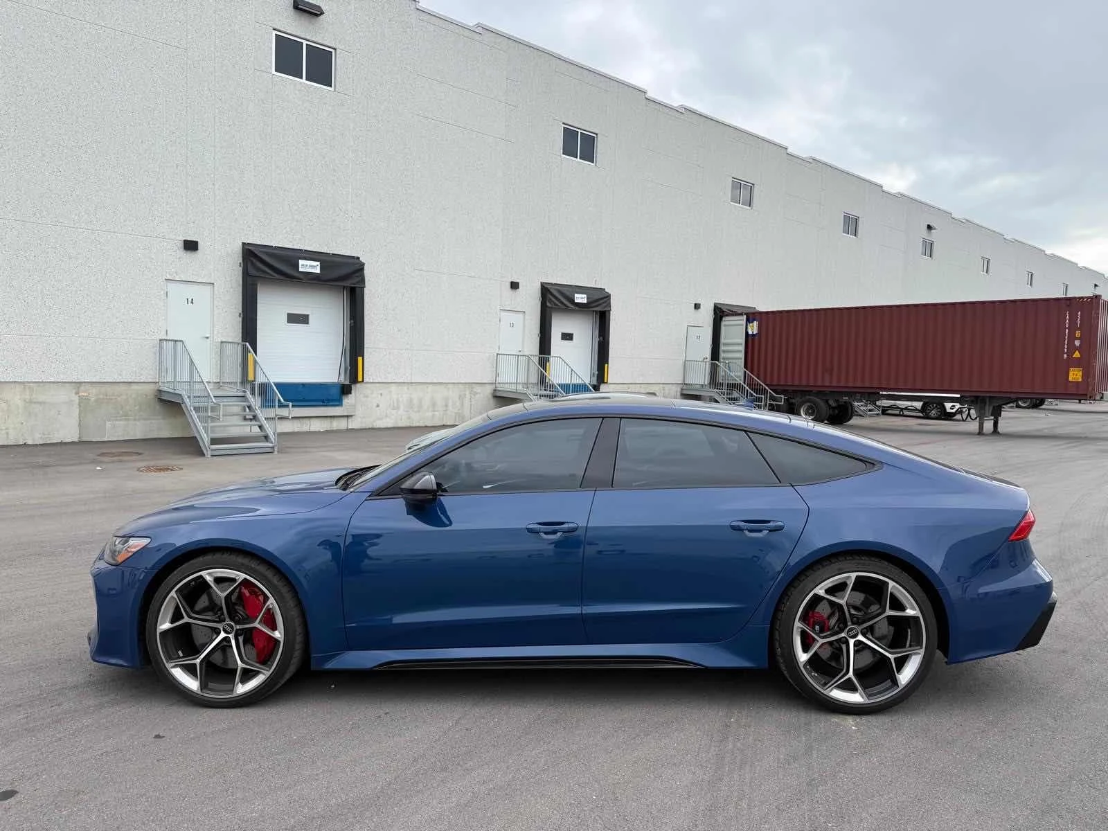 Audi Rs7 * 4.0 TFSI quattro * CARFAX * ОПЦИЯ ЗА ФИНАНСИРАНЕ, снимка 2 - Автомобили и джипове - 55979533