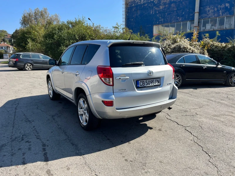 Toyota Rav4 2.2 DCAT ежедневен, снимка 4 - Автомобили и джипове - 47642415