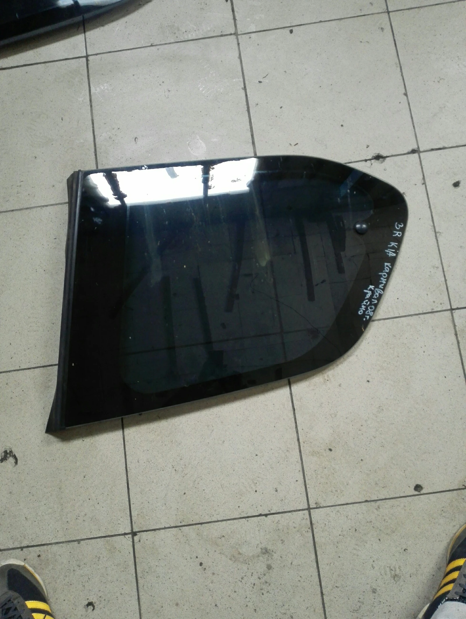 Стъкло задно дясно крайно Киа Карнивал