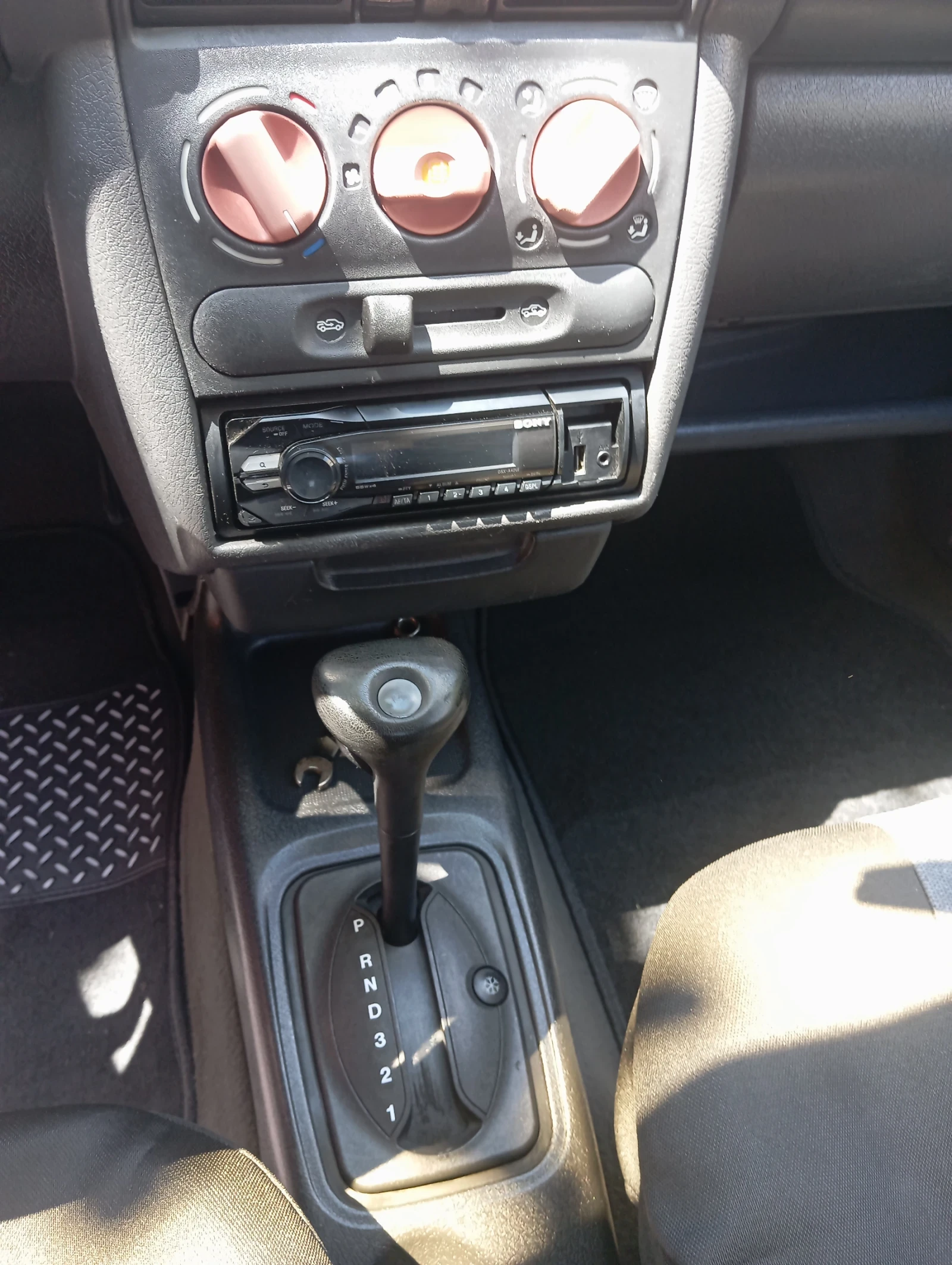 Opel Corsa 1.4 газ автоматик, снимка 7 - Автомобили и джипове - 54572538