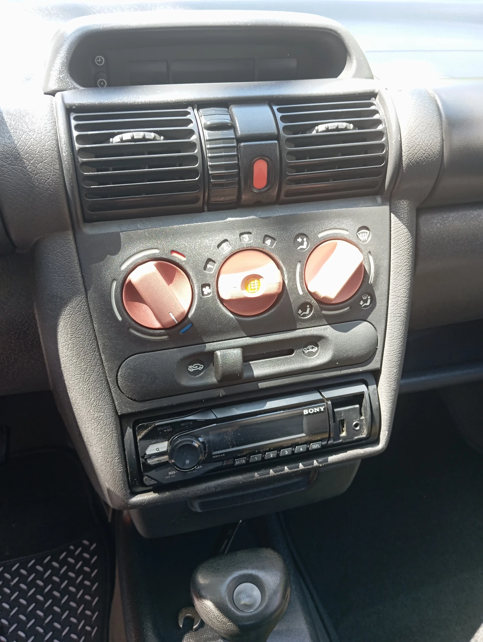 Opel Corsa 1.4 газ автоматик, снимка 8 - Автомобили и джипове - 54572538