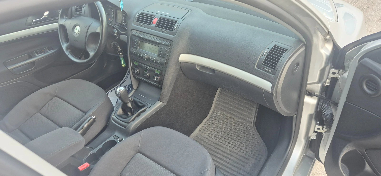 Skoda Octavia 1.6FSI-115к.с.* Климатроник* Седан* , снимка 5 - Автомобили и джипове - 55703162