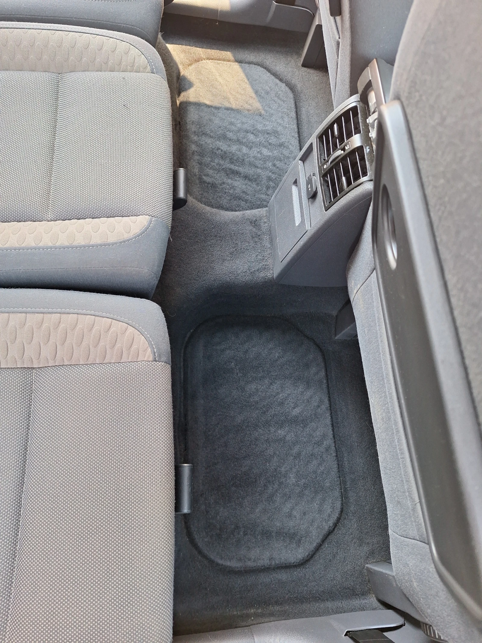 VW Touran CROSS 2.0 TDI BMM, снимка 11 - Автомобили и джипове - 56360706