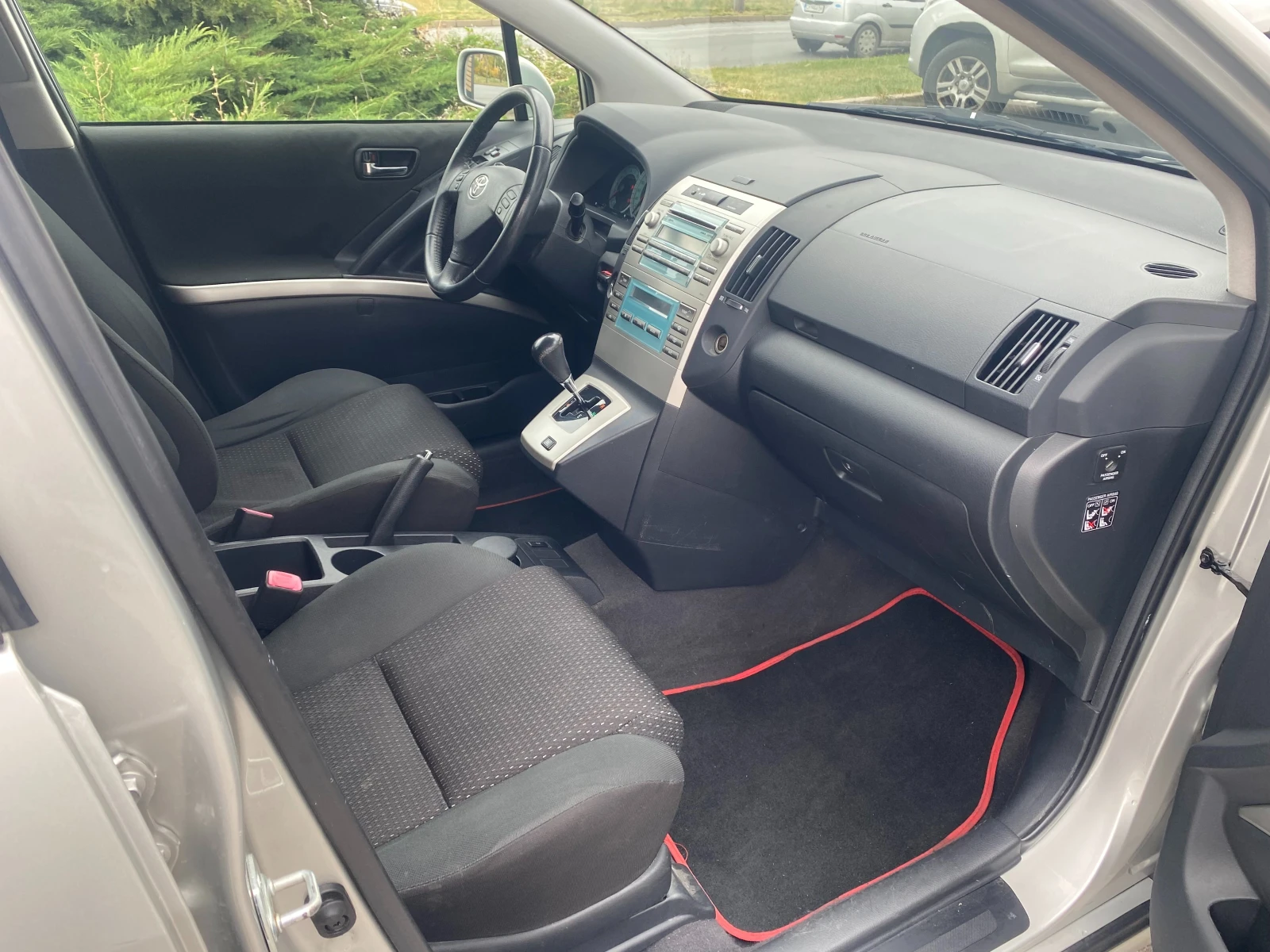 Toyota Corolla verso 1.8 ММТ, снимка 10 - Автомобили и джипове - 56479525