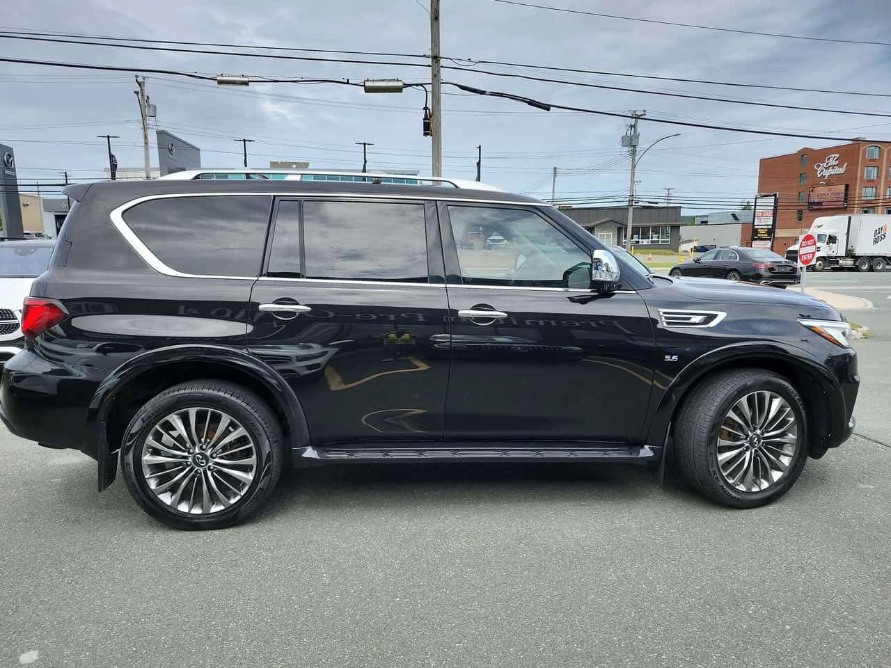 Infiniti QX80 7 Passenger / CARFAX / DISTRONIC / АВТОКРЕДИТ , снимка 3 - Автомобили и джипове - 55566289