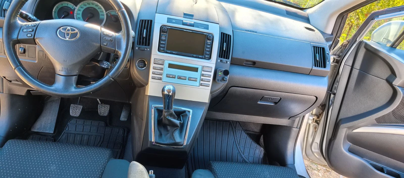 Toyota Corolla verso 2.2 D4D, снимка 5 - Автомобили и джипове - 56530413