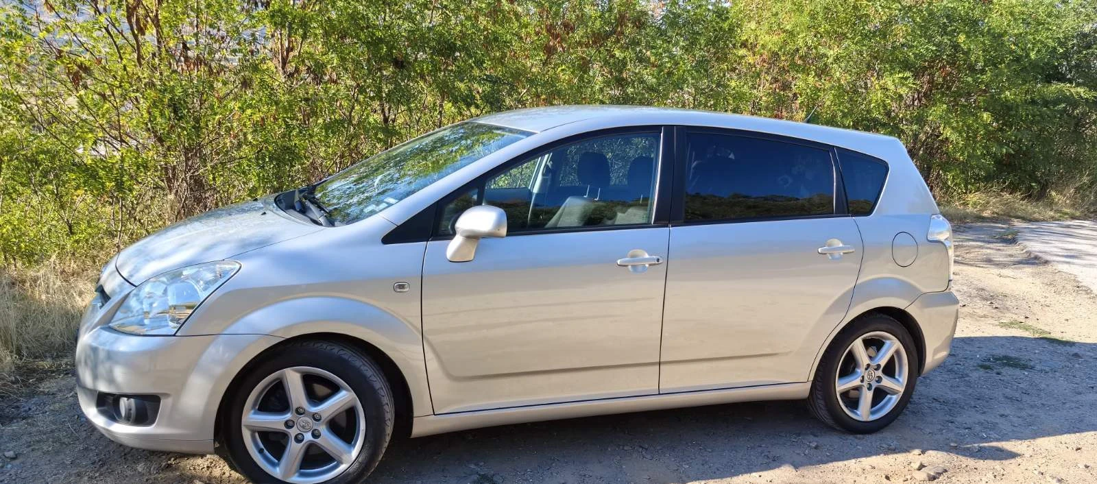 Toyota Corolla verso 2.2 D4D, снимка 2 - Автомобили и джипове - 56530413