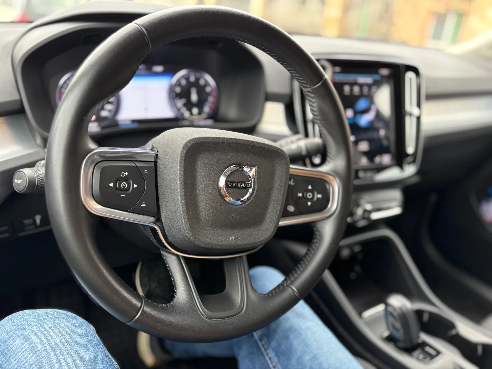 Volvo XC40 2.0 Milh Hibrid 4 цилиндъра 197 кс, снимка 17 - Автомобили и джипове - 54045820