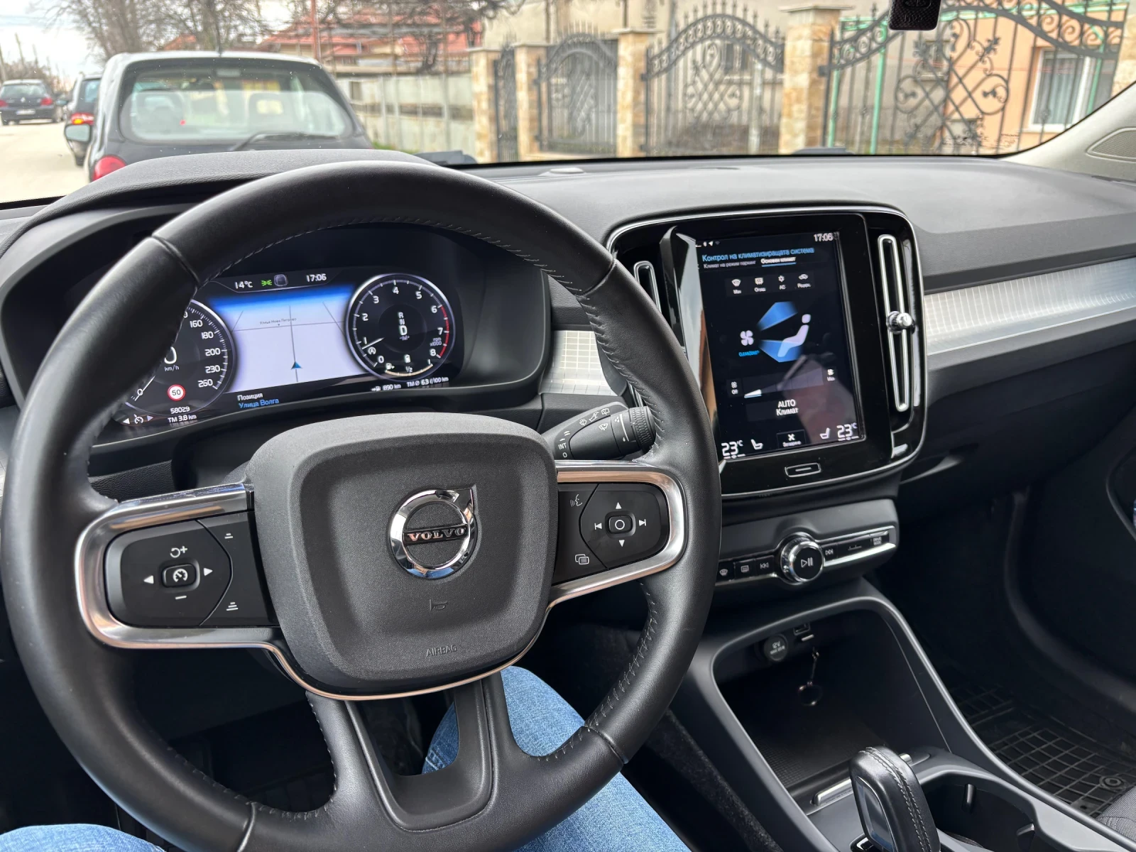 Volvo XC40 2.0 Milh Hibrid 4 цилиндъра 197 кс, снимка 16 - Автомобили и джипове - 54045820