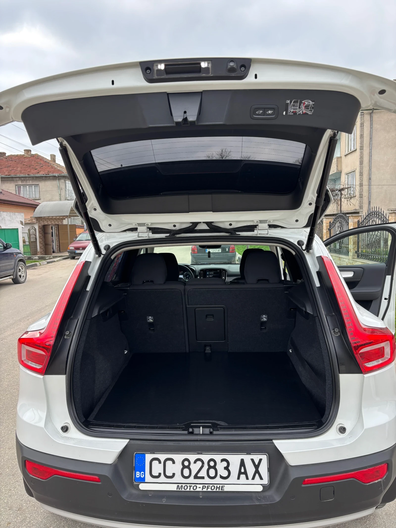 Volvo XC40 2.0 Milh Hibrid 4 цилиндъра 197 кс, снимка 9 - Автомобили и джипове - 54045820