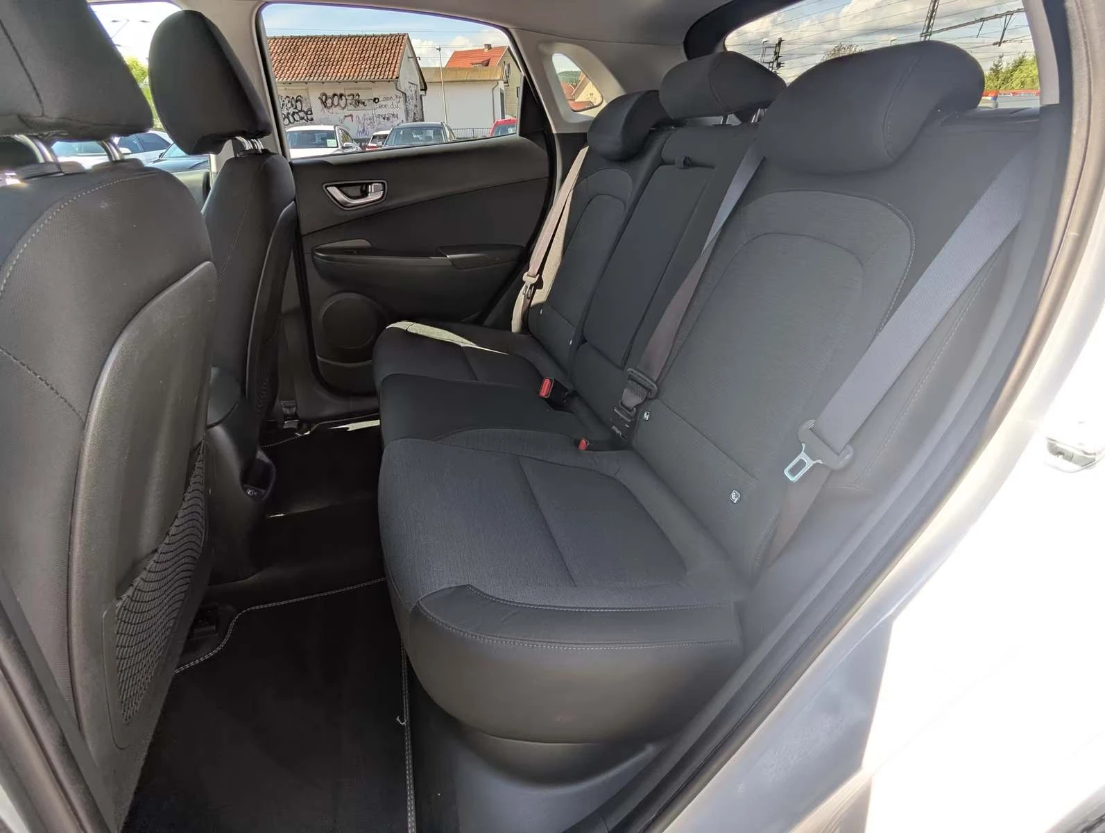 Hyundai Kona EV 98000KM. 64KW/h 204 k.с.  ТЕРМО ПОМПА, ГАРАНЦИЯ, снимка 15 - Автомобили и джипове - 54882793