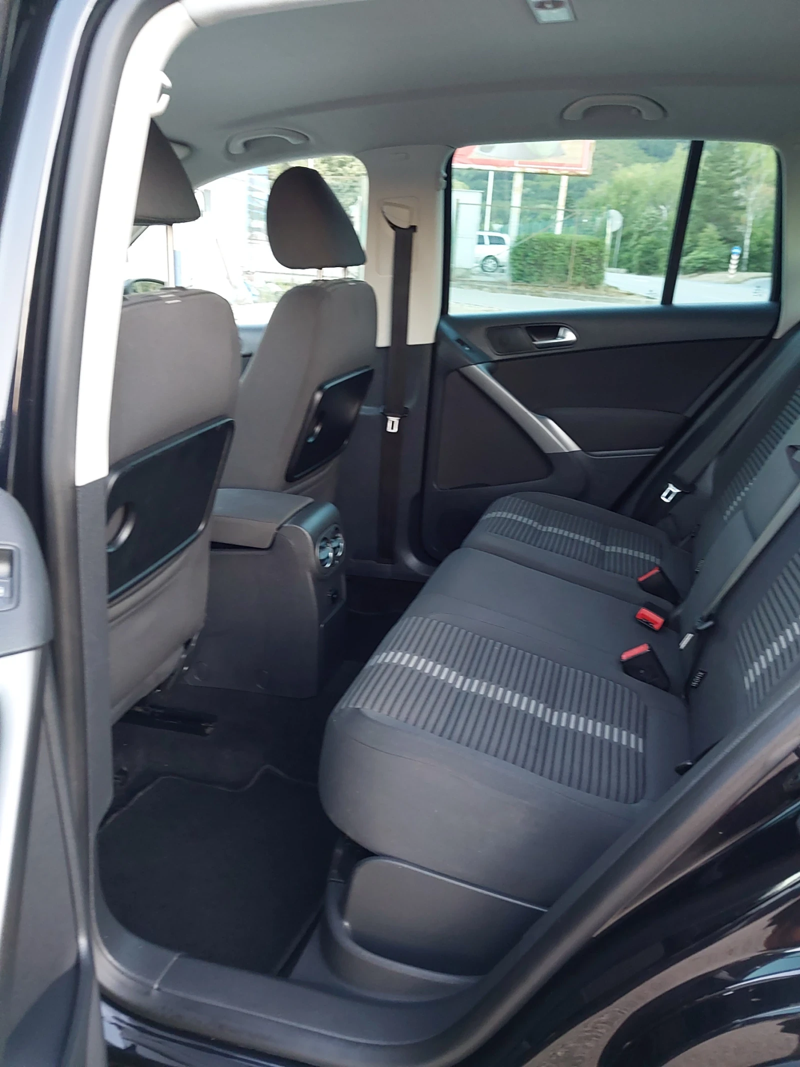 VW Tiguan 2.0- 140кс., 4x4, снимка 10 - Автомобили и джипове - 55702692