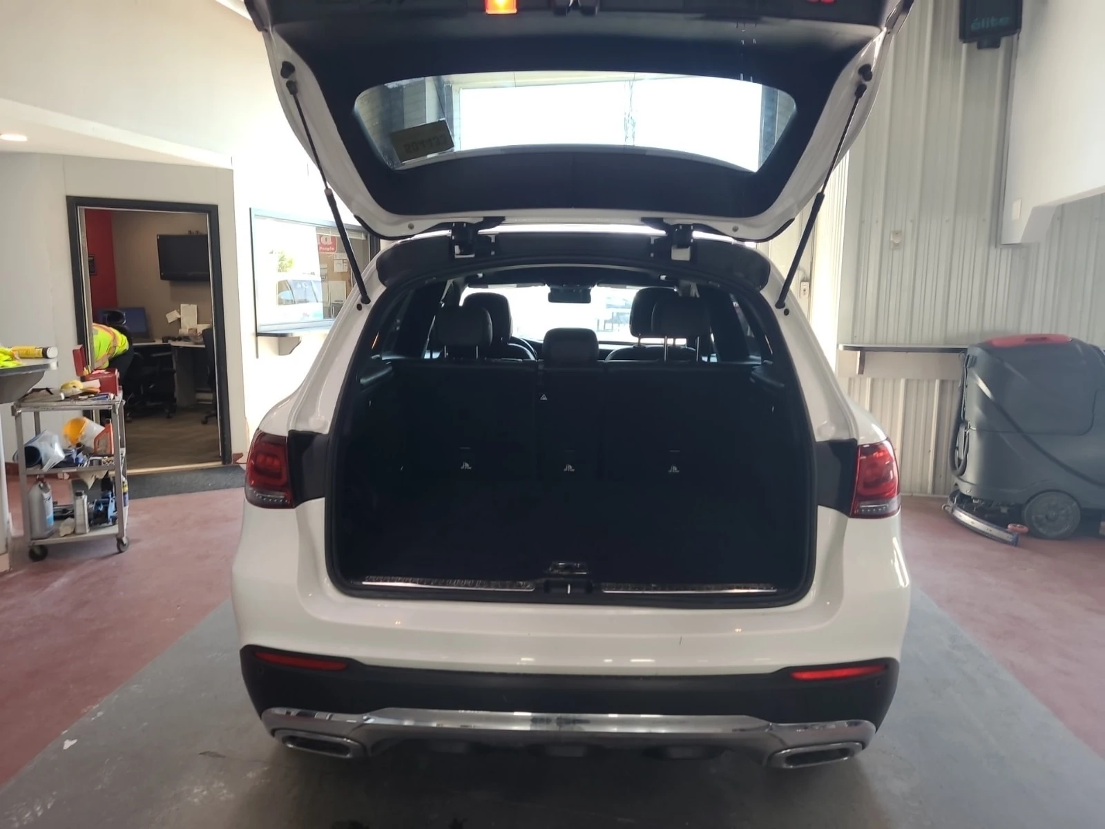 Mercedes-Benz GLC 300 * АВТОКРЕДИТ * ГЛАВНО ПРЕДСТАВИТЕЛСТВО, снимка 5 - Автомобили и джипове - 56005828