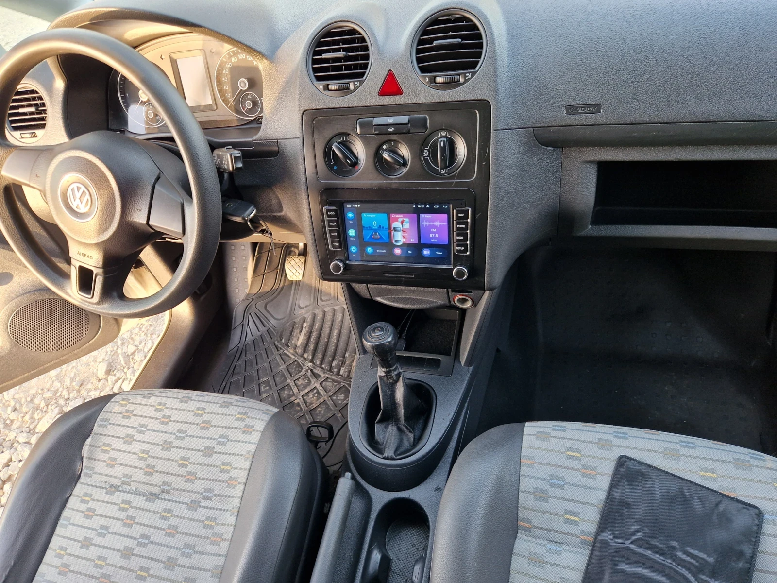 VW Caddy 1.6 TDI, снимка 10 - Автомобили и джипове - 53712463