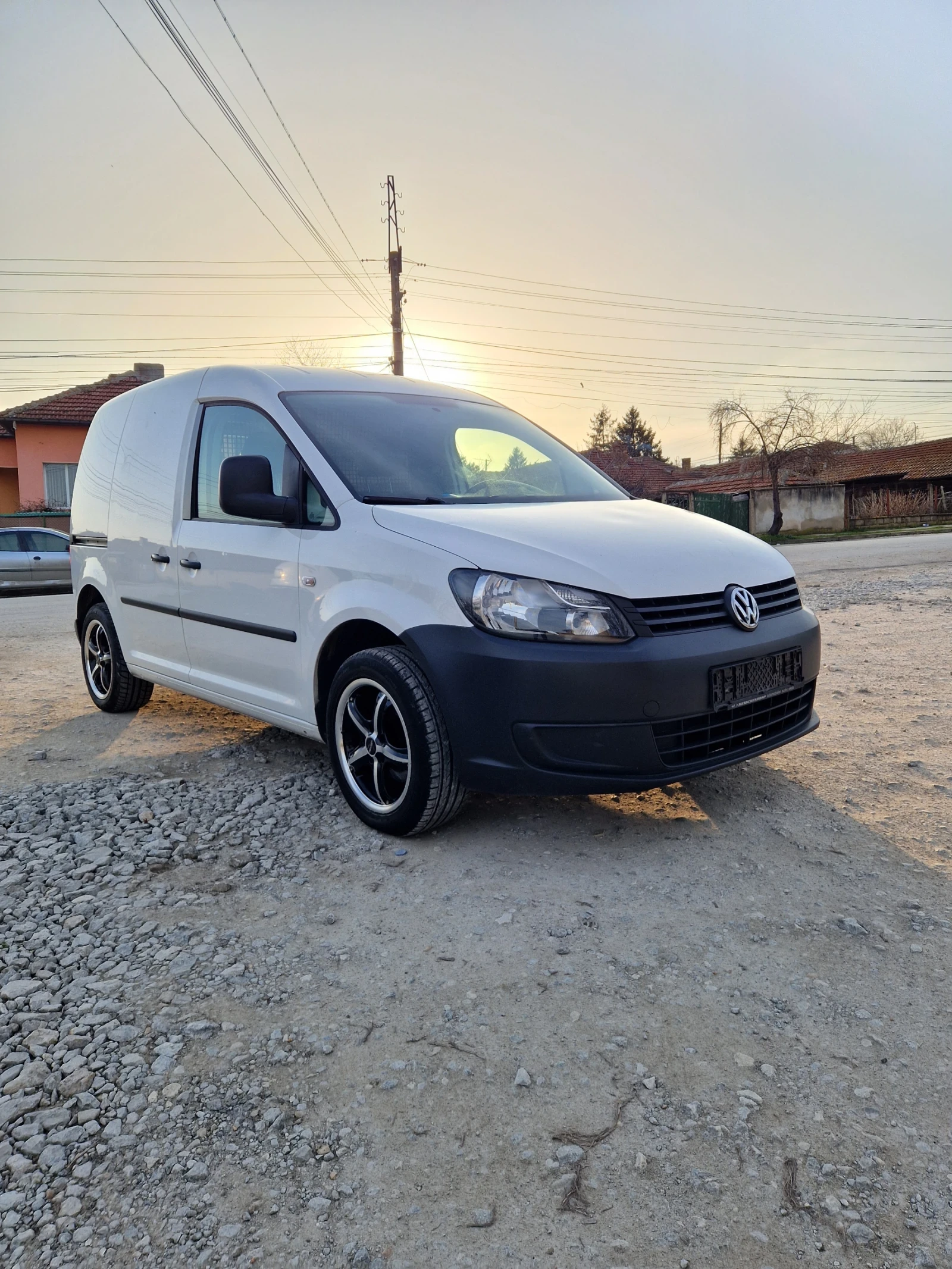 VW Caddy 1.6 TDI, снимка 3 - Автомобили и джипове - 53712463