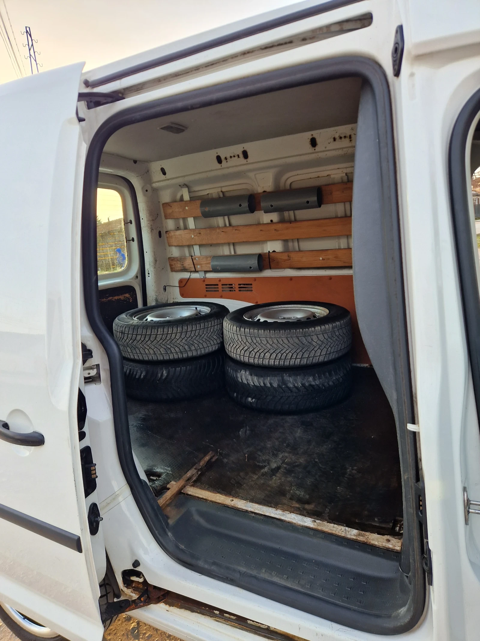 VW Caddy 1.6 TDI, снимка 13 - Автомобили и джипове - 53712463