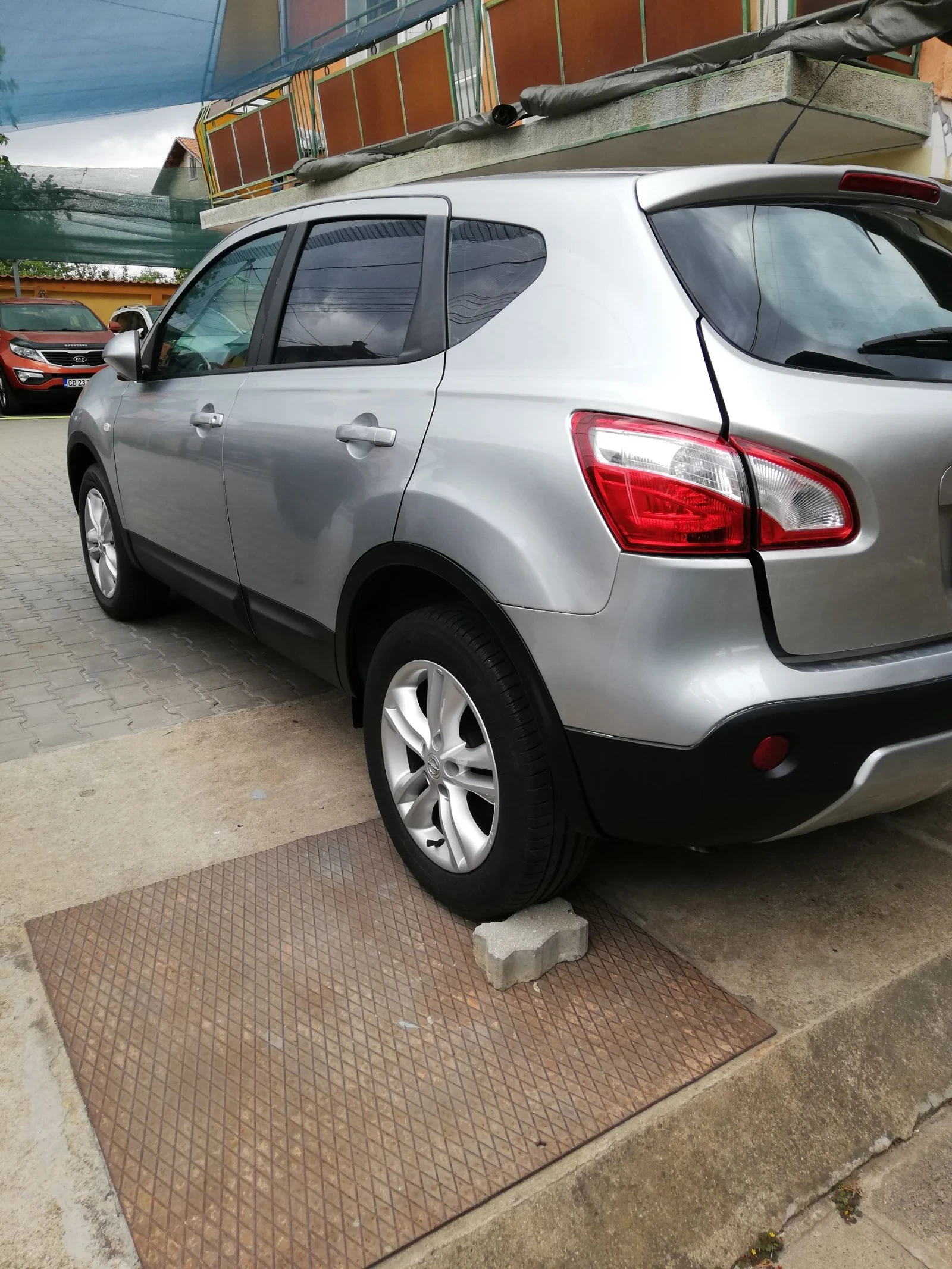 Nissan Qashqai 1.6TD климатроник УНИКАТ ВЪЗМОЖЕН БАРТЕР , снимка 2 - Автомобили и джипове - 45135374