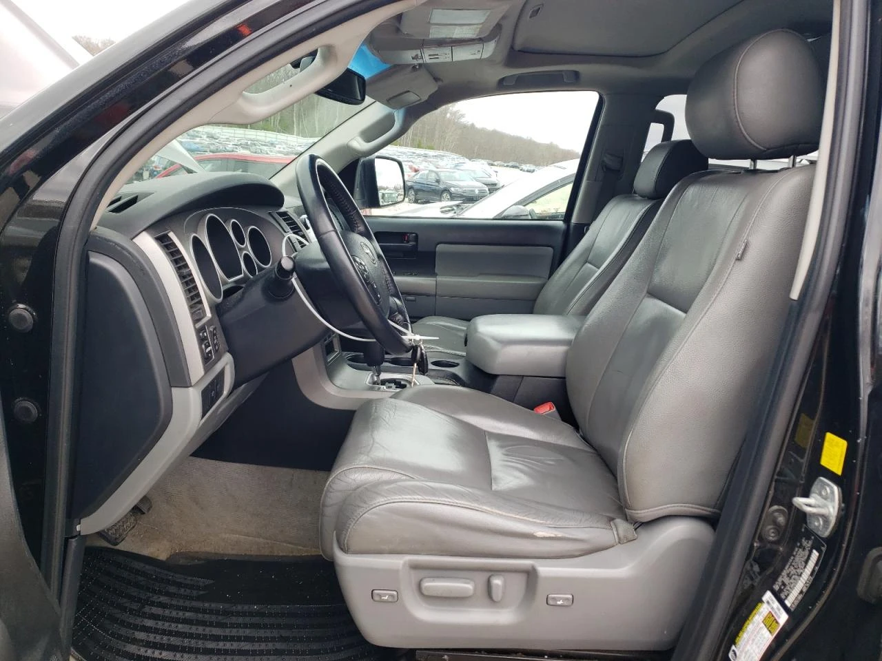 Toyota Sequoia SR5* 5.7L* 4X4* ПОДГРЕВИ* ФИКС.ЦЕНА - изображение 9