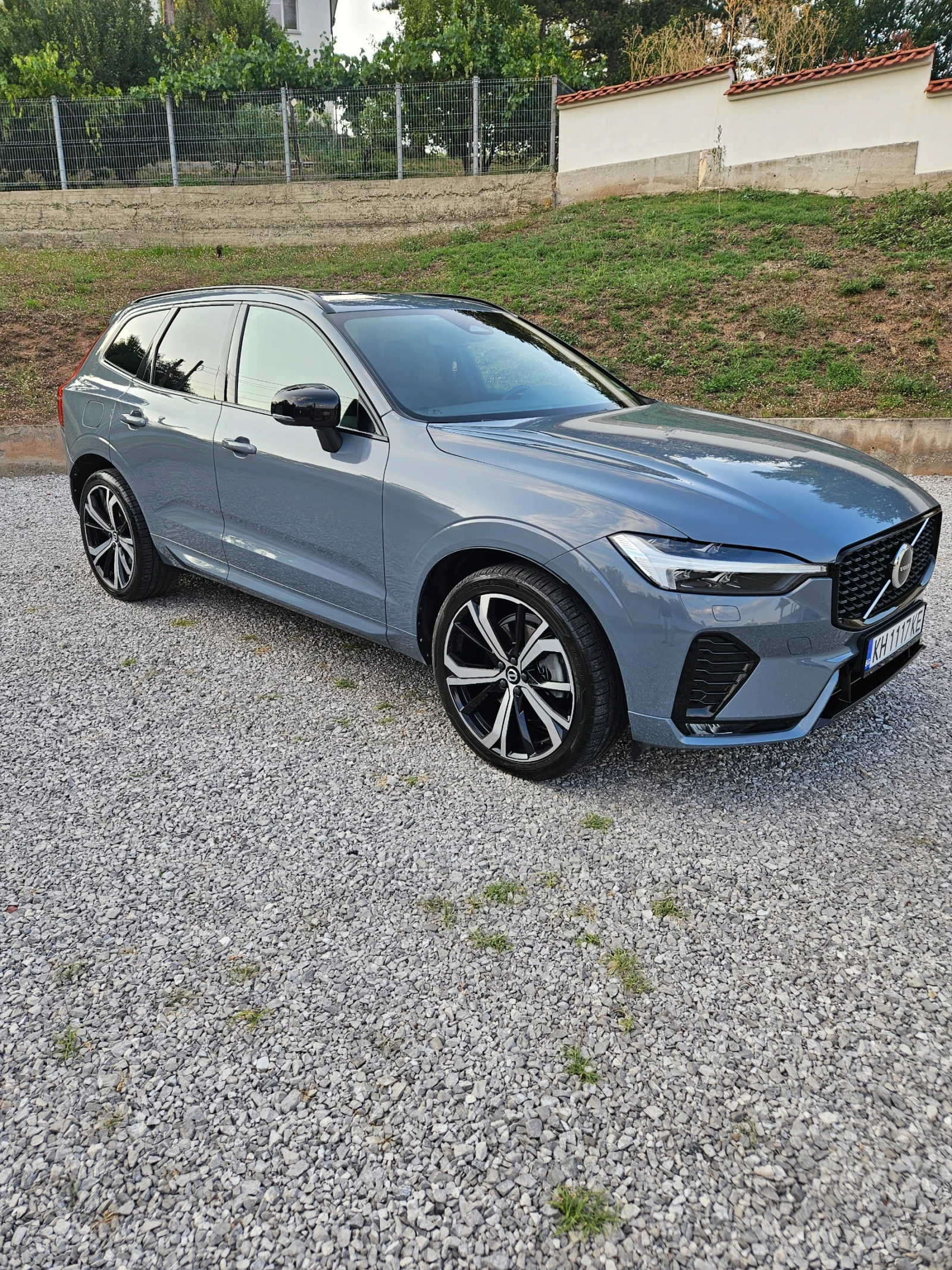 Volvo XC60 Дизел хибрид PLUS  DARK 240кс  - изображение 2