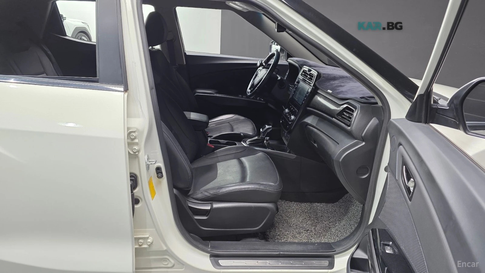 SsangYong Tivoli 1.5* V5* КОЖА* ПОДГРЕВ* ОБДУХВАНЕ* , снимка 11 - Автомобили и джипове - 55314851