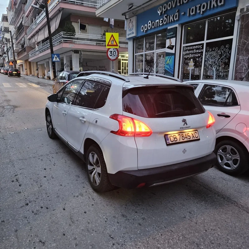 Peugeot 2008 1.2 Allure Автоматик Уникат Швейцария, снимка 5 - Автомобили и джипове - 48514349