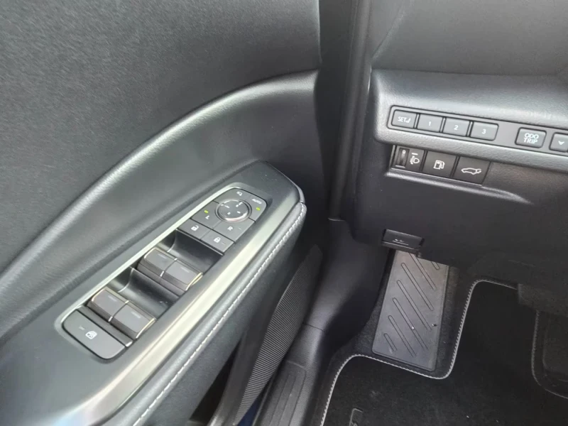 Lexus LBX НОВ!/HEV/RELAX/136HP/CAM/NAVI/4X2/DIGITAL/846v, снимка 14 - Автомобили и джипове - 53020581