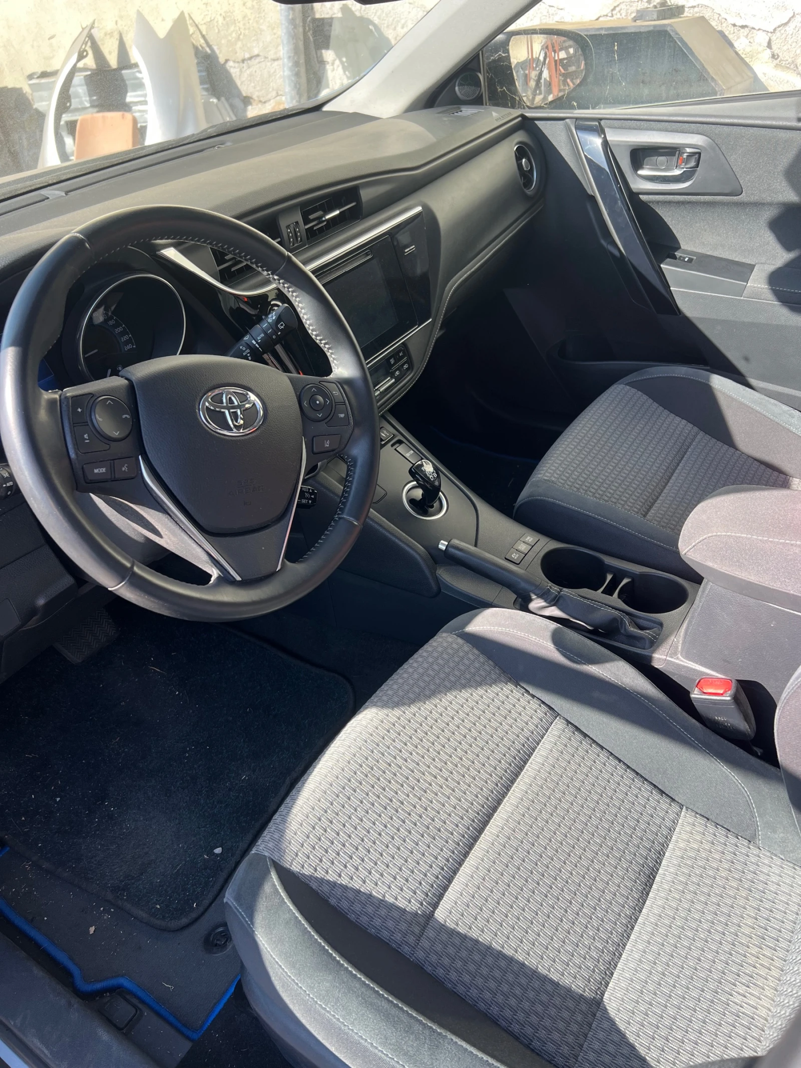 Toyota Auris 1.8HYBRId na 4asti - изображение 5