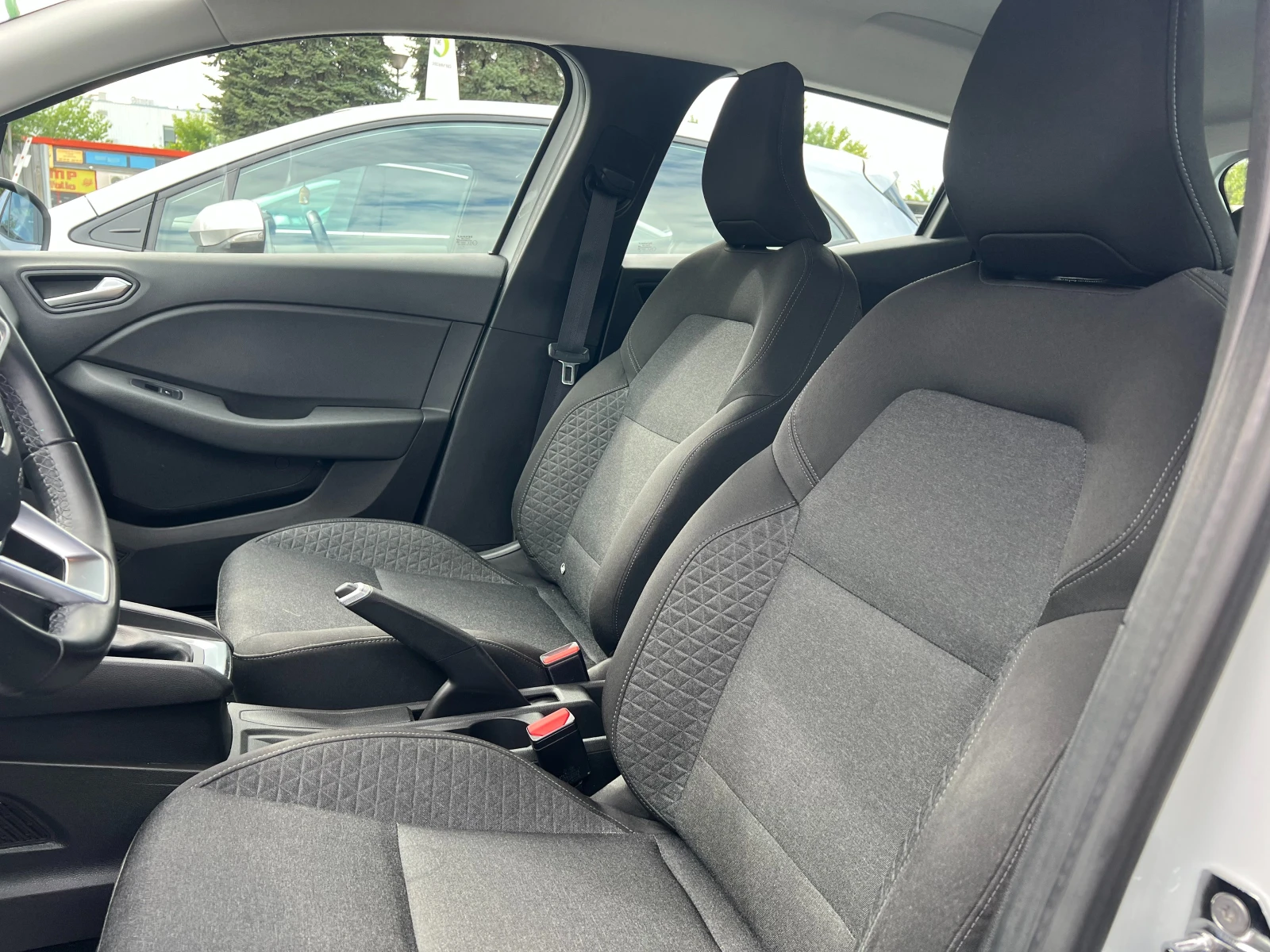 Renault Clio 1.6 E-Tech Hybrid Automatic, снимка 10 - Автомобили и джипове - 56211414