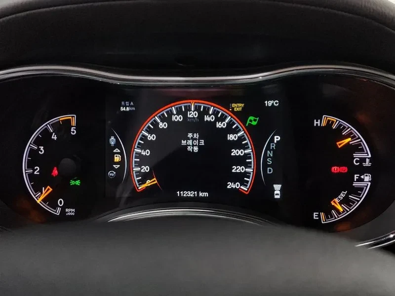 Jeep Cherokee 3.0 DIESEL OVERLAND WK2, снимка 8 - Автомобили и джипове - 54855351