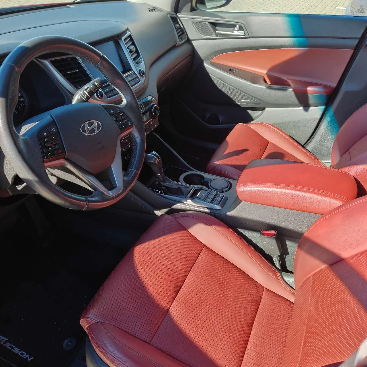 Hyundai Tucson 2.0 CRDI Premium, снимка 4 - Автомобили и джипове - 56624784