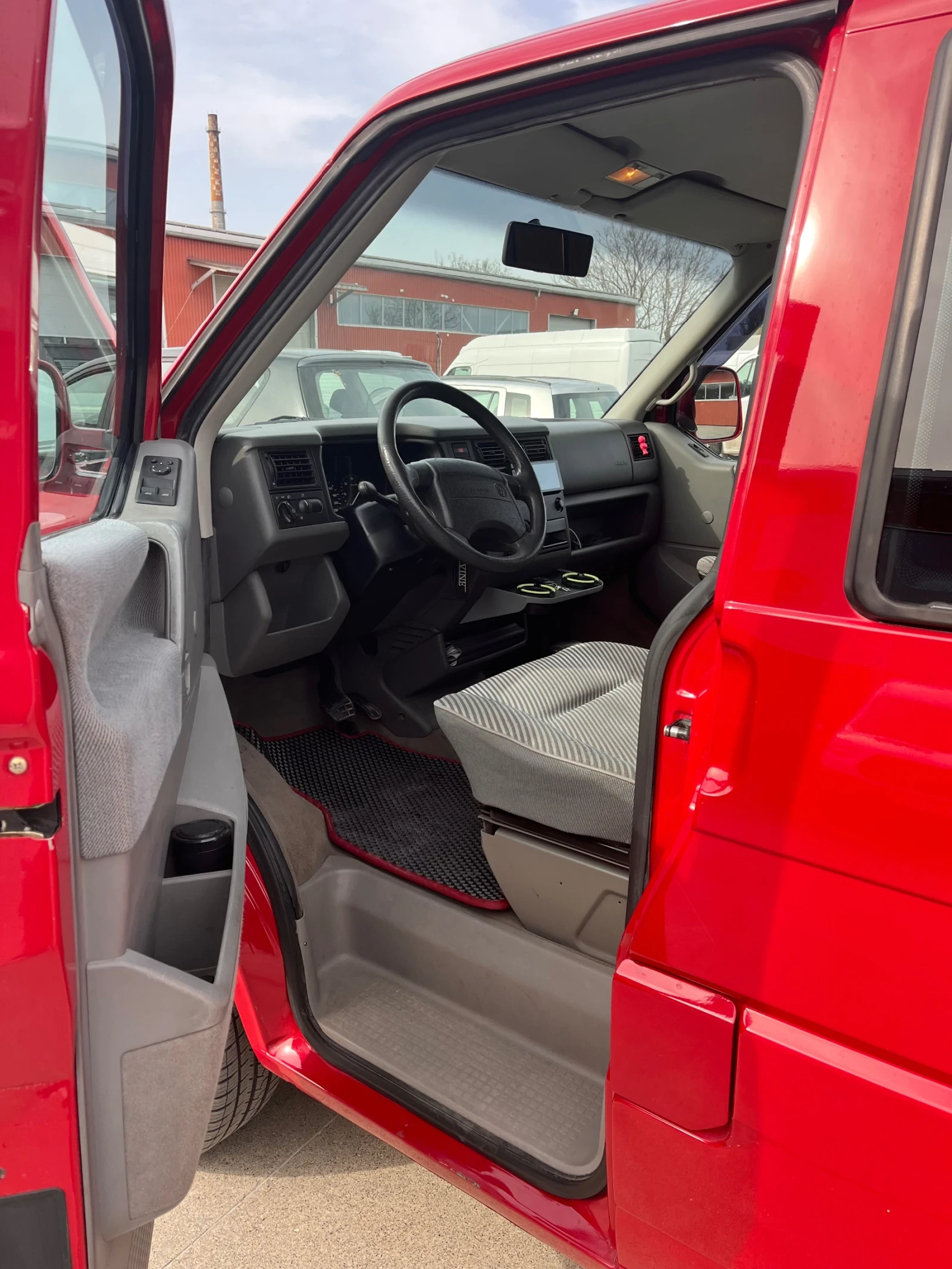 VW Caravelle, снимка 8 - Бусове и автобуси - 54721278