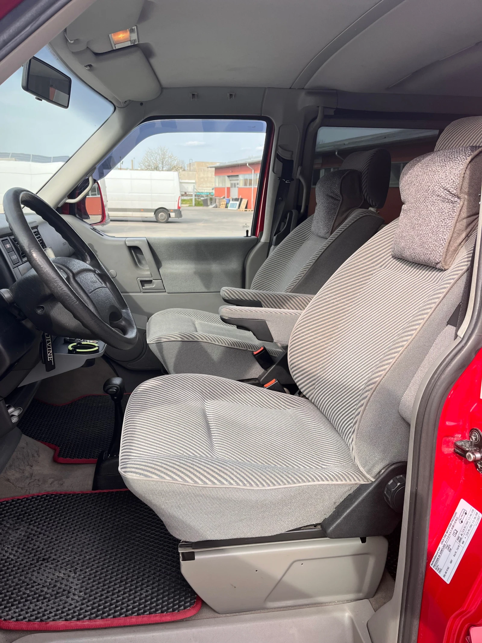 VW Caravelle, снимка 14 - Бусове и автобуси - 54721278
