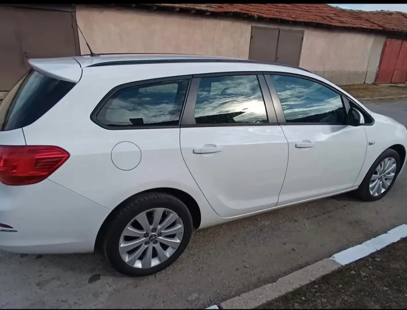 Opel Astra 1.4 турбо бензин, снимка 2 - Автомобили и джипове - 48050341