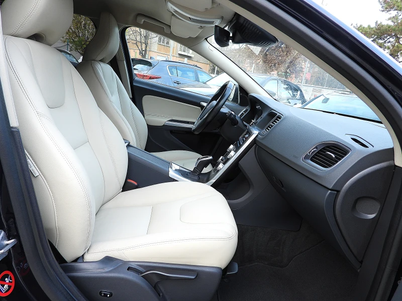 Volvo V60 2.0ШВЕЙЦАРИЯ-ДИСТРОНИК/КОЖА/НАВИ/LANE ASSIST/BLISS, снимка 13 - Автомобили и джипове - 52618573