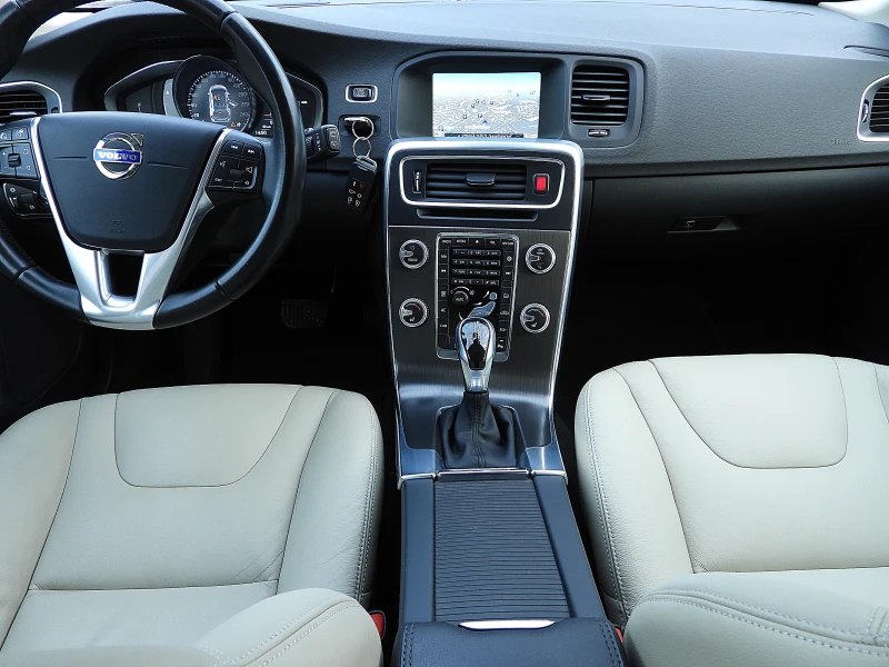 Volvo V60 2.0ШВЕЙЦАРИЯ-ДИСТРОНИК/КОЖА/НАВИ/LANE ASSIST/BLISS, снимка 9 - Автомобили и джипове - 52618573