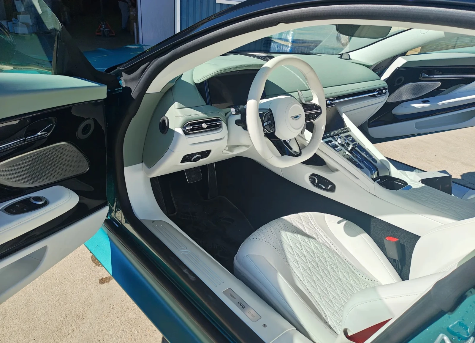 Aston Martin Други DB12 Volante 4.0 V8 - изображение 9