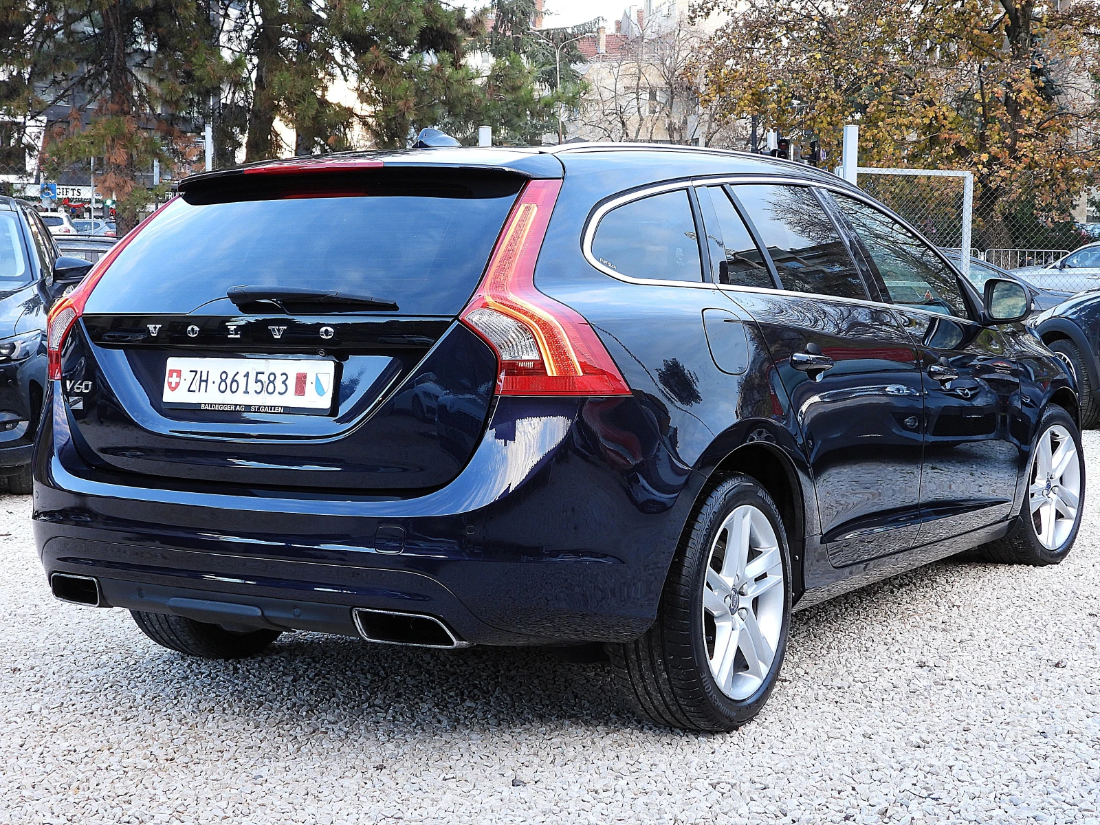 Volvo V60 2.0ШВЕЙЦАРИЯ-ДИСТРОНИК/КОЖА/НАВИ/LANE ASSIST/BLISS - изображение 4