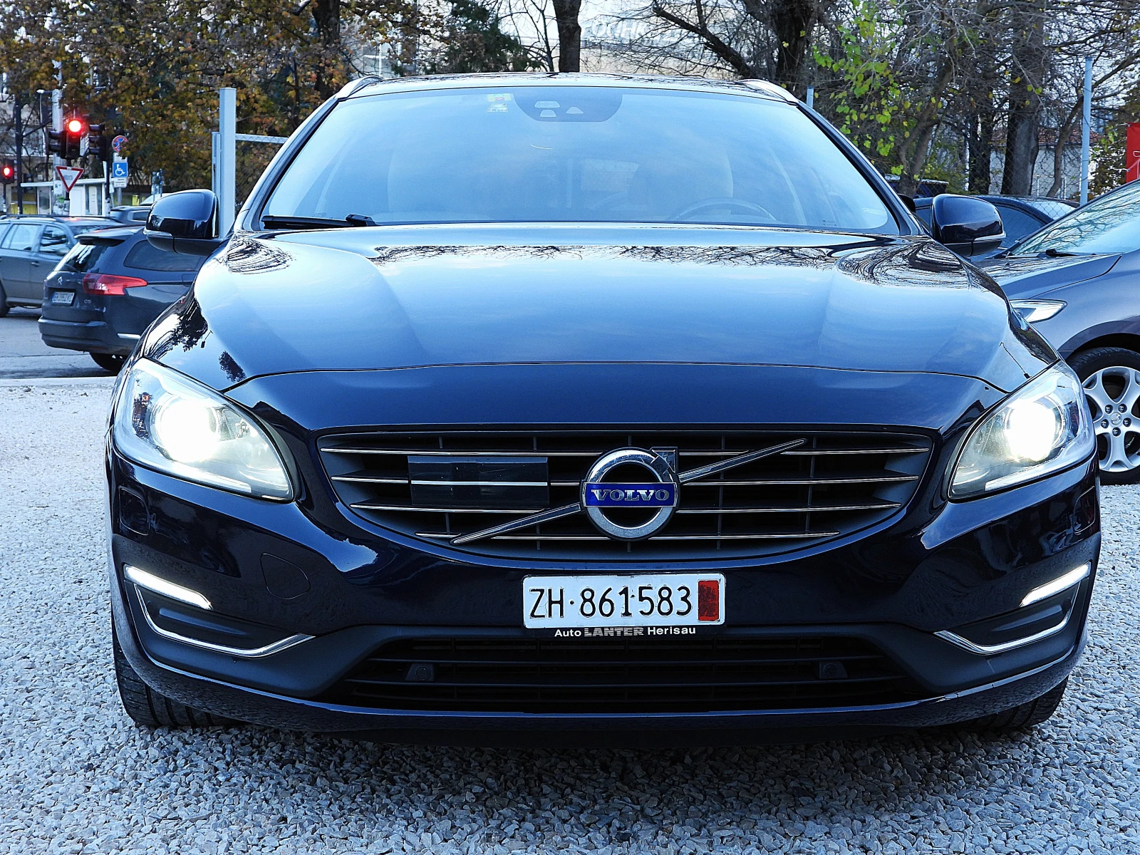 Volvo V60 2.0ШВЕЙЦАРИЯ-ДИСТРОНИК/КОЖА/НАВИ/LANE ASSIST/BLISS - изображение 2