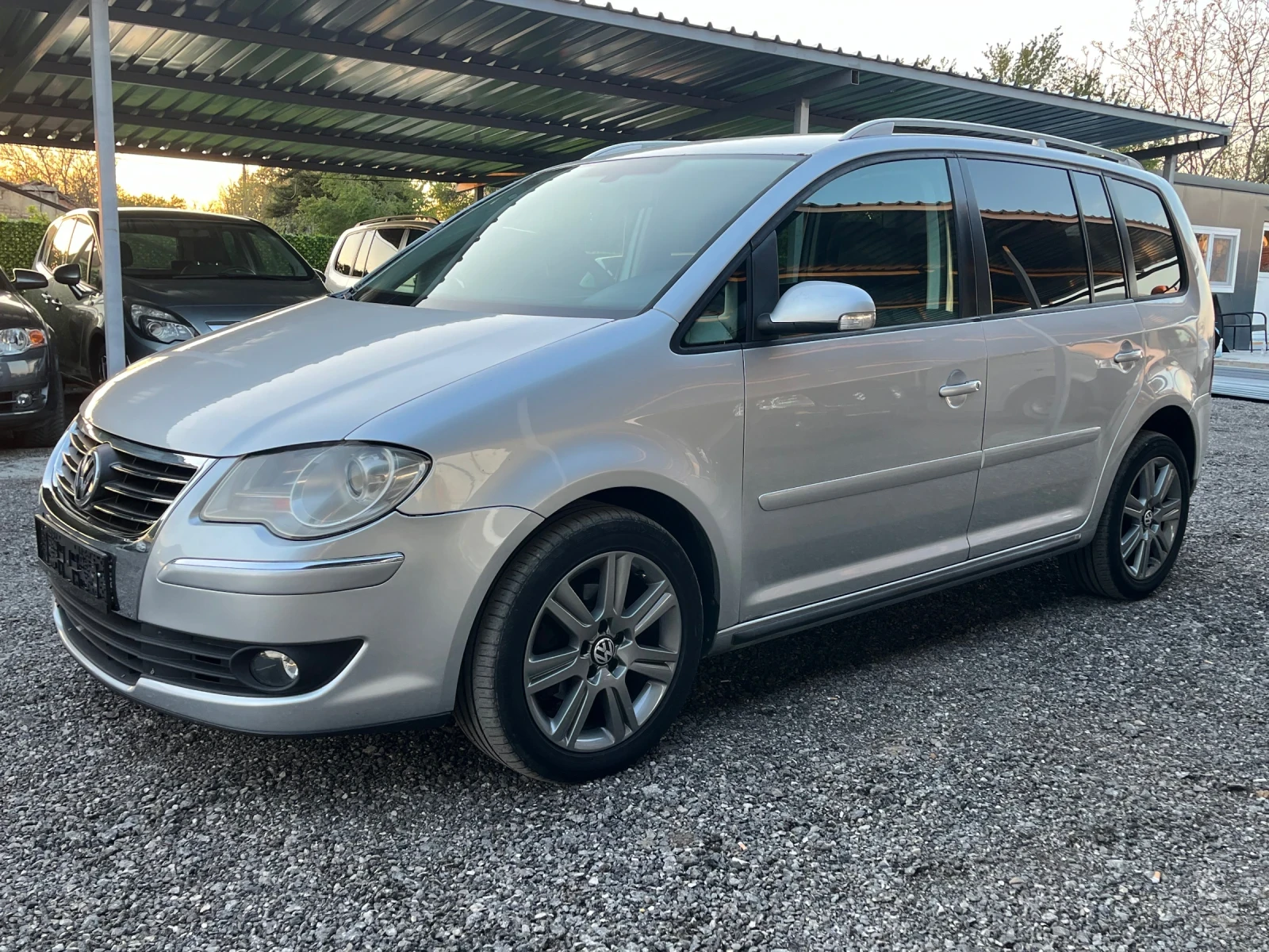VW Touran 2.0TDI BMM, снимка 3 - Автомобили и джипове - 54295577