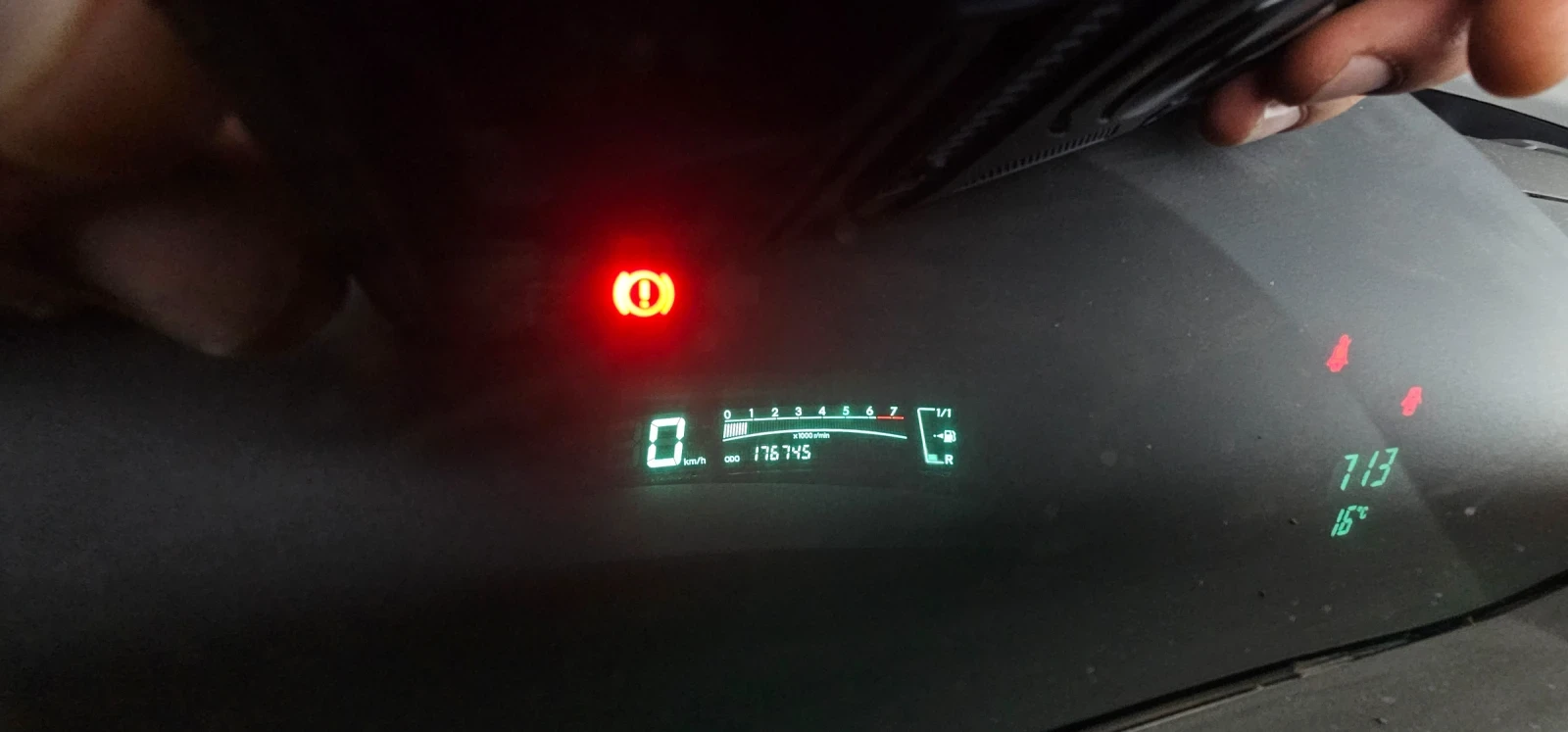 Toyota Yaris 1.0 VVT-i Спешно, снимка 7 - Автомобили и джипове - 54653621
